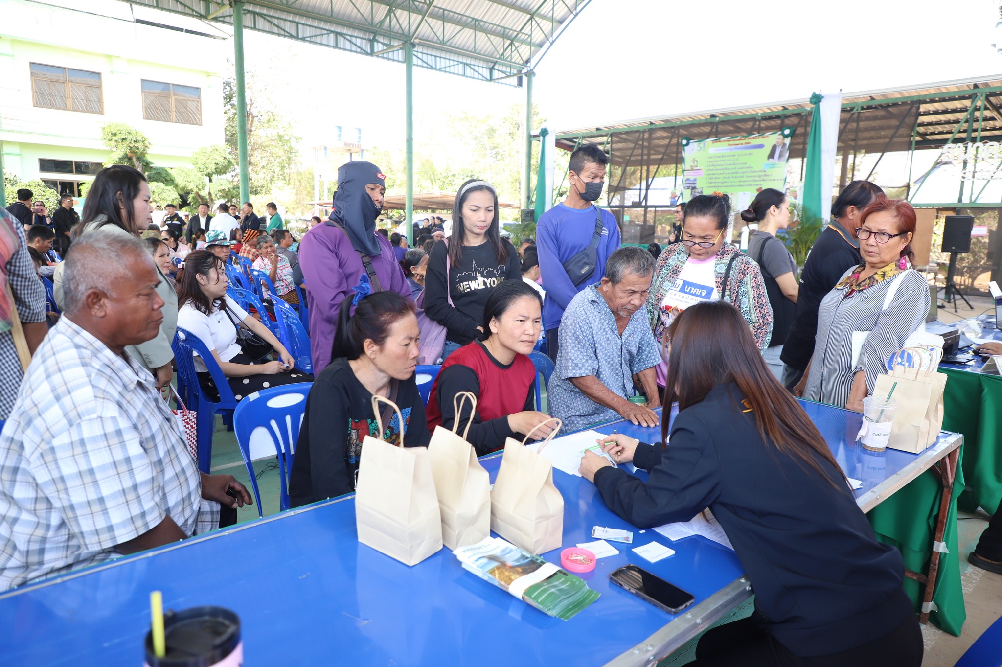 title - ชาวน้ำยืนเฮ ส.ป.ก. ขนทัพบริการถึงที่ ต.เก่าขาม ลดค่าใช้จ่าย ยื่นขอออกโฉนด - ปรึกษาปัญหากฎหมาย ครบจบในที่เดียว